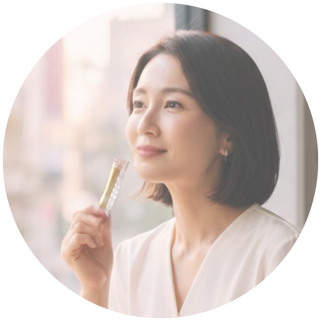 ゼリーを食べている女性
